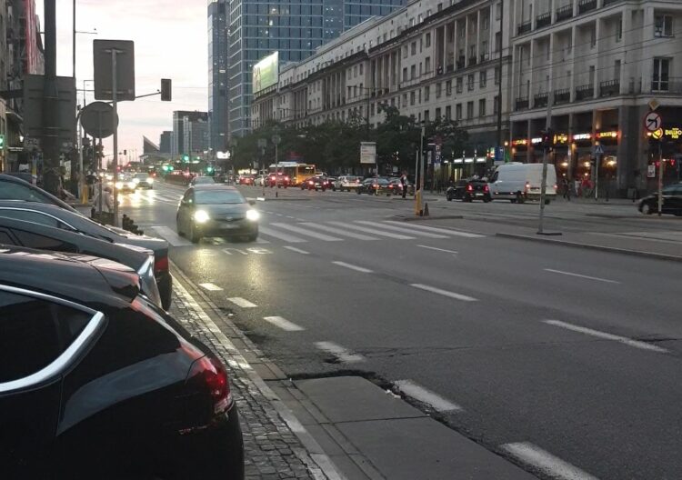 Warszawa przygotowuje się do znaczącego rozszerzenia strefy czystego transportu (SCT), jednak nie bez kontrowersji. Proces konsultacji społecznych wzbudza dyskusje o braku referendum i możliwych konsekwencjach już od lipca 2024 r.