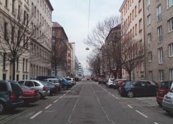 Strefa czystego transportu w Warszawie: Kontrowersyjna decyzja Rady Miasta przyjęta