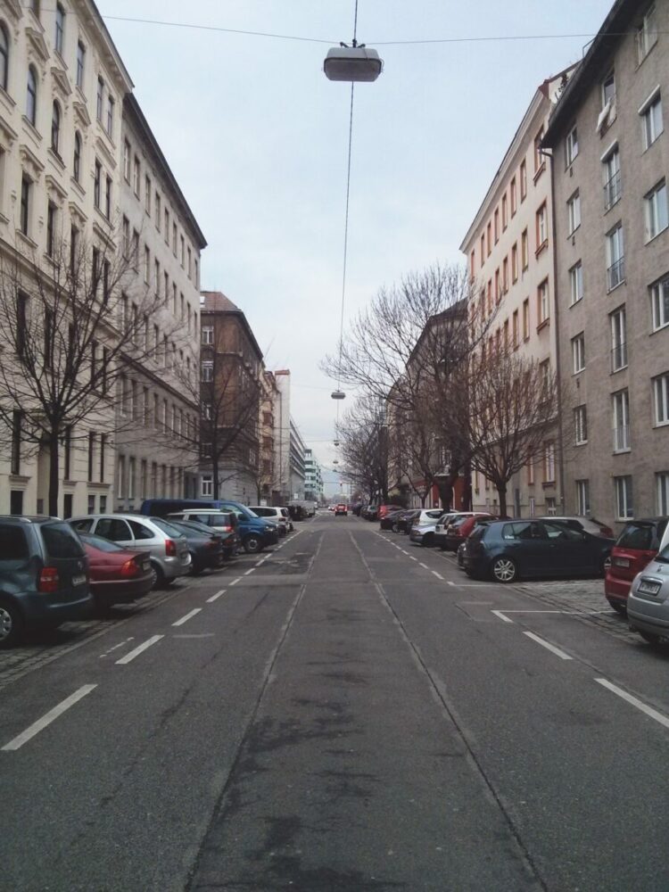 Strefa czystego transportu w Warszawie: Kontrowersyjna decyzja Rady Miasta przyjęta