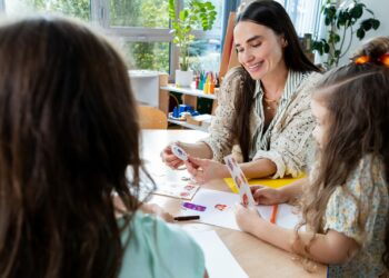 Czego potrzebują dzieci dorastające w świecie pełnym ekranów? Fundacja Orange zaprasza szkoły i przedszkola do programu edukacyjnego MegaMisja