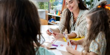 Czego potrzebują dzieci dorastające w świecie pełnym ekranów? Fundacja Orange zaprasza szkoły i przedszkola do programu edukacyjnego MegaMisja