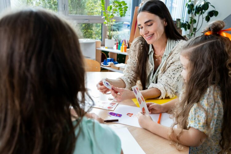 Czego potrzebują dzieci dorastające w świecie pełnym ekranów? Fundacja Orange zaprasza szkoły i przedszkola do programu edukacyjnego MegaMisja