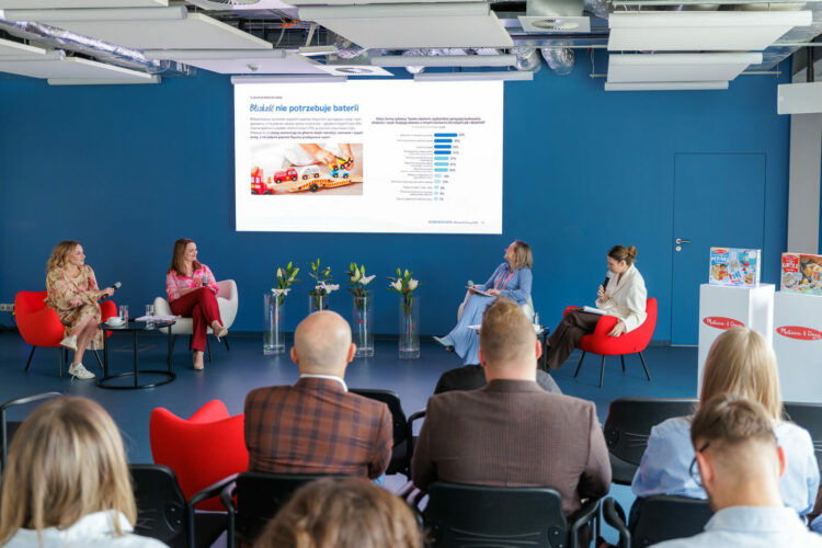 Dzieciństwo bez baterii. Dlaczego nadmiar zabawek może ograniczać rozwój dziecka?