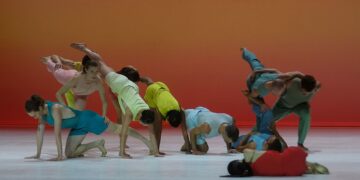 Goethe-Institut w Warszawie zaprasza na spektakl „In C” w wykonaniu kompanii Sasha Waltz & Guests | Terry Riley w Pawilonie Tańca