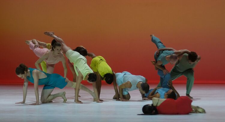 Goethe-Institut w Warszawie zaprasza na spektakl „In C” w wykonaniu kompanii Sasha Waltz & Guests | Terry Riley w Pawilonie Tańca